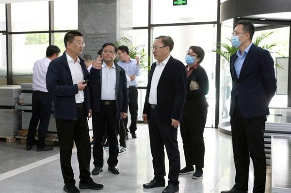 市政府秘书长陈寿彬一行到访无锡检研院国家中心参观调研